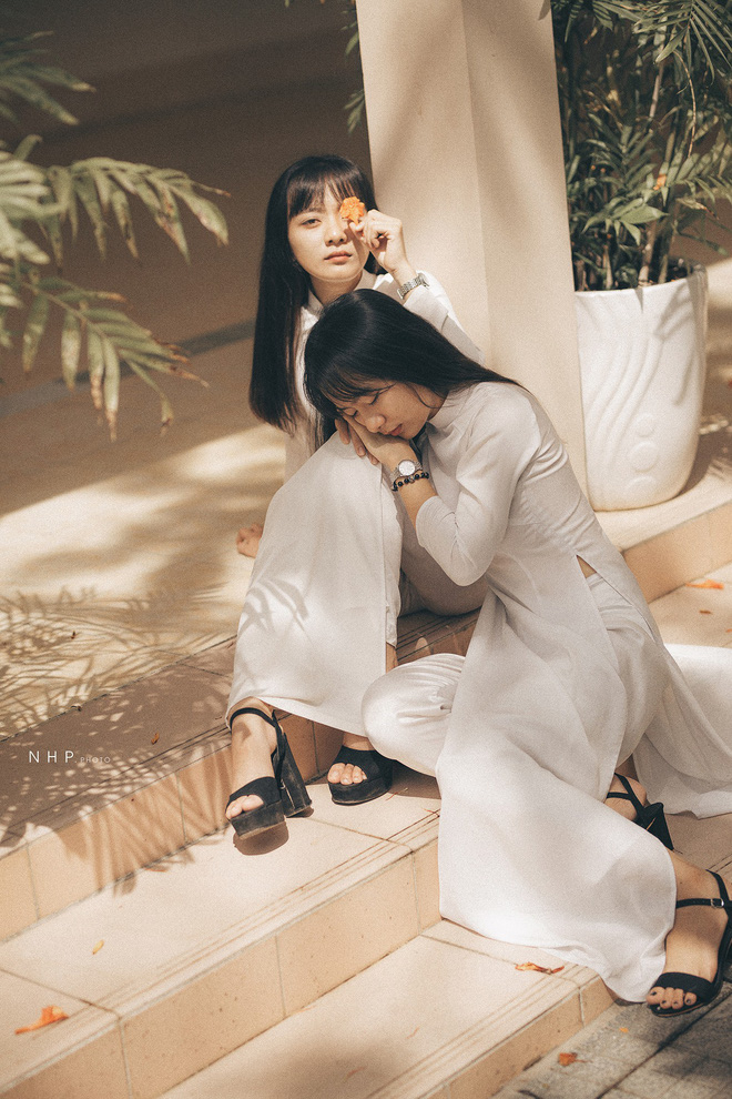 Cặp chị em sinh đôi Vũng Tàu sở hữu đôi mắt đẹp hút hồn trong loạt ảnh chia tay trường cấp 3